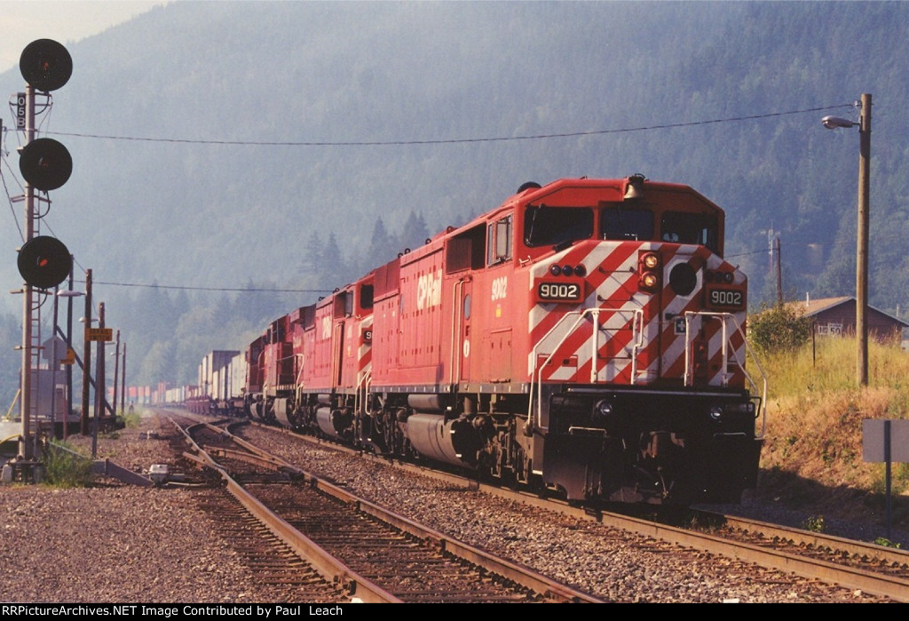 Eastbound intermodal makes a crew change